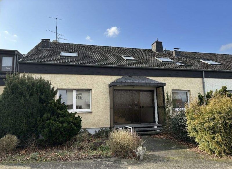 Wohnen und Vermieten auf Erbpacht: Renovierungsbedürftiges Reihenhaus mit Garage in Bad Sassendorf!